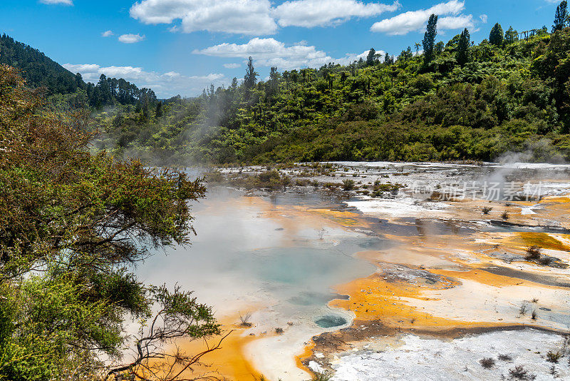 Orakei Korako地热公园和洞穴隐藏山谷，陶波，新西兰